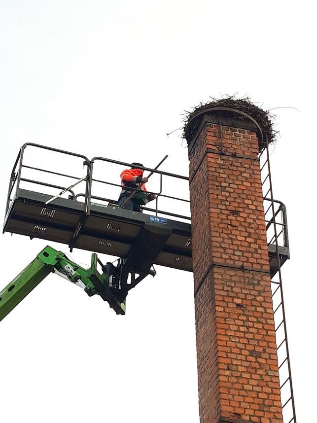 Sanierungsarbeiten am Storchennest in Winderhausen