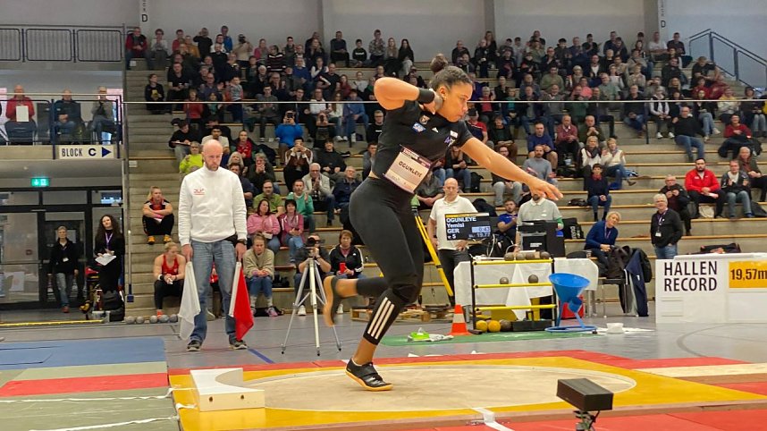 Der Wettkampf der Damen beim Kugelsto&szlig;en Indoor in Nordhausen