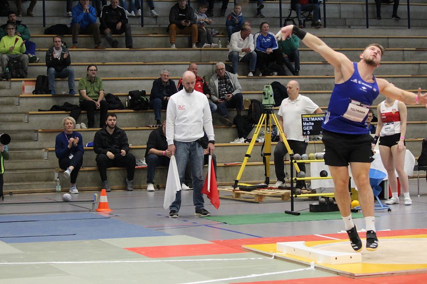 Sportlerinnen und Sportler begeisterten beim Indoor-Kugelsto&szlig;en, in der Wiedigsburghalle in Nordhausen, das Publikum