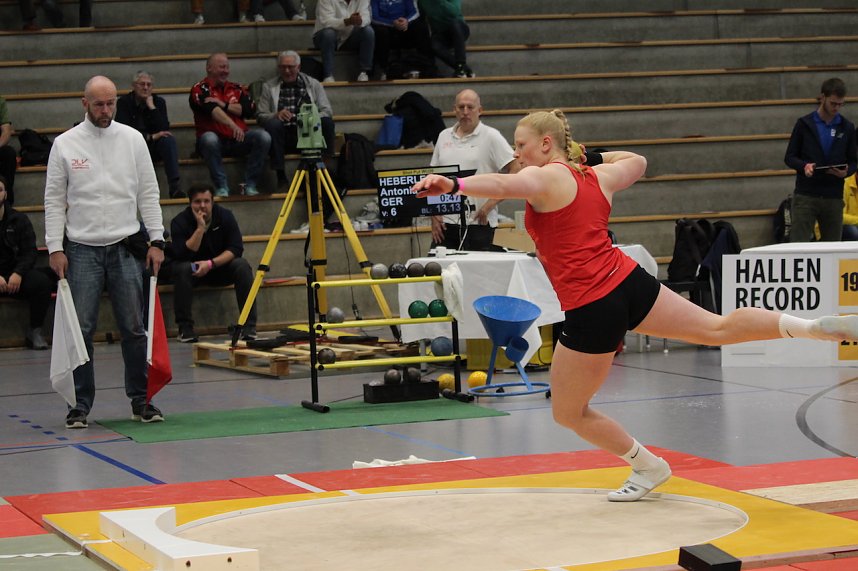 Sportlerinnen und Sportler begeisterten beim Indoor-Kugelsto&szlig;en, in der Wiedigsburghalle in Nordhausen, das Publikum