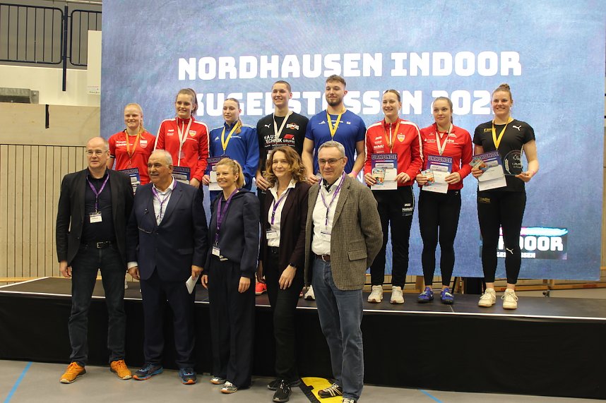 Sportlerinnen und Sportler begeisterten beim Indoor-Kugelsto&szlig;en, in der Wiedigsburghalle in Nordhausen, das Publikum