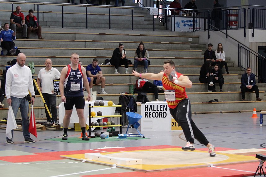 Sportlerinnen und Sportler begeisterten beim Indoor-Kugelsto&szlig;en, in der Wiedigsburghalle in Nordhausen, das Publikum