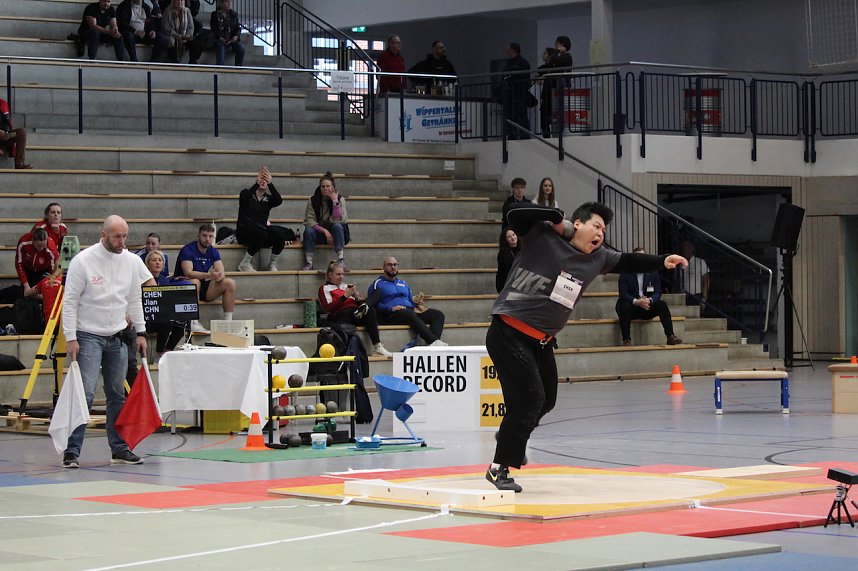 Sportlerinnen und Sportler begeisterten beim Indoor-Kugelsto&szlig;en, in der Wiedigsburghalle in Nordhausen, das Publikum