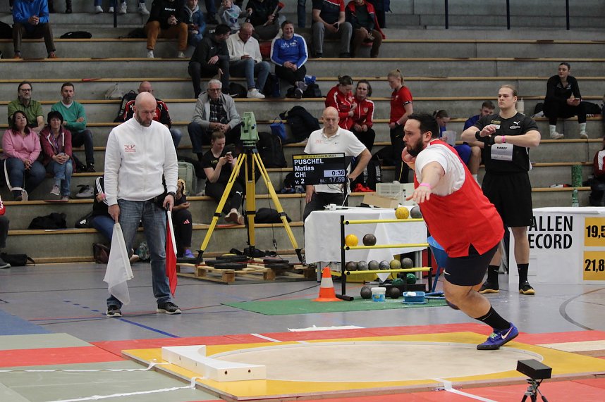 Sportlerinnen und Sportler begeisterten beim Indoor-Kugelsto&szlig;en, in der Wiedigsburghalle in Nordhausen, das Publikum