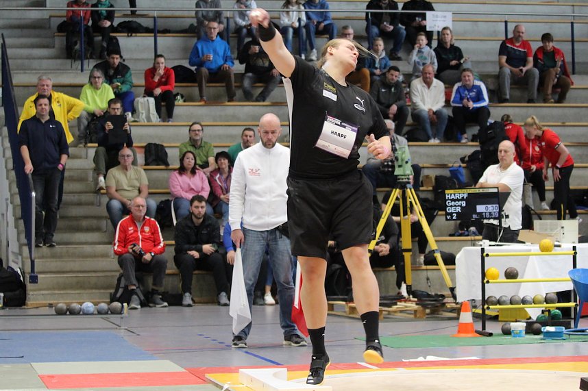 Sportlerinnen und Sportler begeisterten beim Indoor-Kugelsto&szlig;en, in der Wiedigsburghalle in Nordhausen, das Publikum