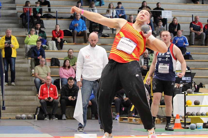 Sportlerinnen und Sportler begeisterten beim Indoor-Kugelsto&szlig;en, in der Wiedigsburghalle in Nordhausen, das Publikum