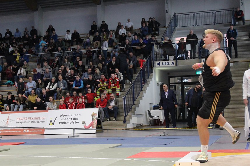 Sportlerinnen und Sportler begeisterten beim Indoor-Kugelsto&szlig;en, in der Wiedigsburghalle in Nordhausen, das Publikum
