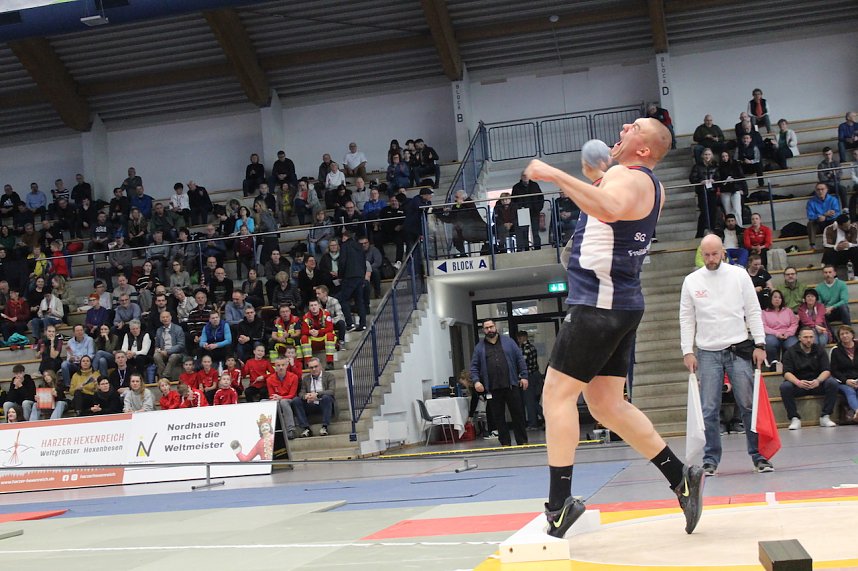 Sportlerinnen und Sportler begeisterten beim Indoor-Kugelsto&szlig;en, in der Wiedigsburghalle in Nordhausen, das Publikum