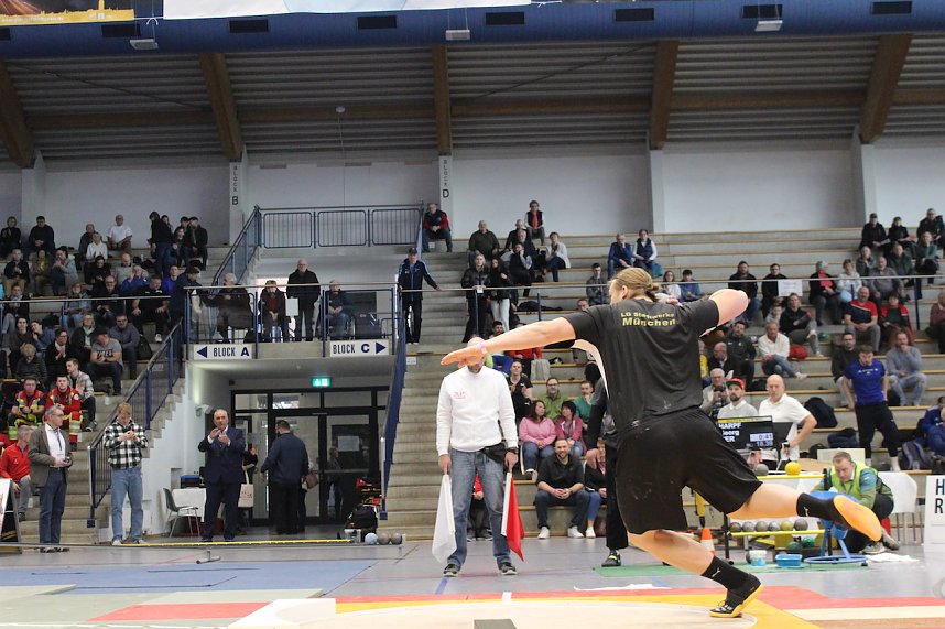 Sportlerinnen und Sportler begeisterten beim Indoor-Kugelsto&szlig;en, in der Wiedigsburghalle in Nordhausen, das Publikum
