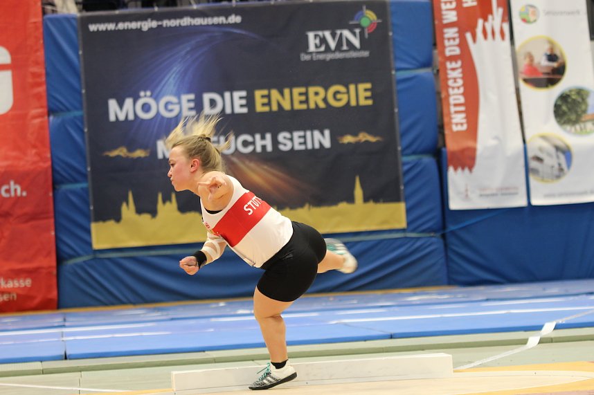 Sportlerinnen und Sportler begeisterten beim Indoor-Kugelsto&szlig;en, in der Wiedigsburghalle in Nordhausen, das Publikum