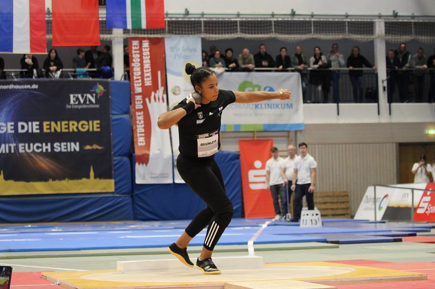 Sportlerinnen und Sportler begeisterten beim Indoor-Kugelsto&szlig;en, in der Wiedigsburghalle in Nordhausen, das Publikum