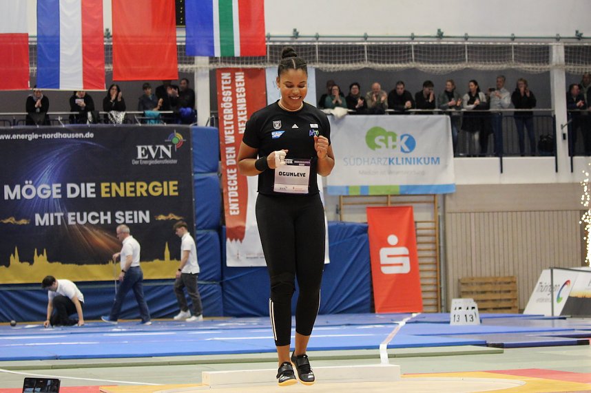 Sportlerinnen und Sportler begeisterten beim Indoor-Kugelsto&szlig;en, in der Wiedigsburghalle in Nordhausen, das Publikum