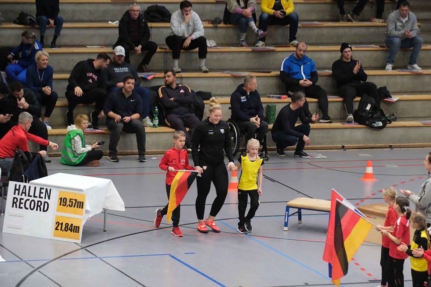 Kugelsto&szlig;-Indoor in der Wiedigsburg