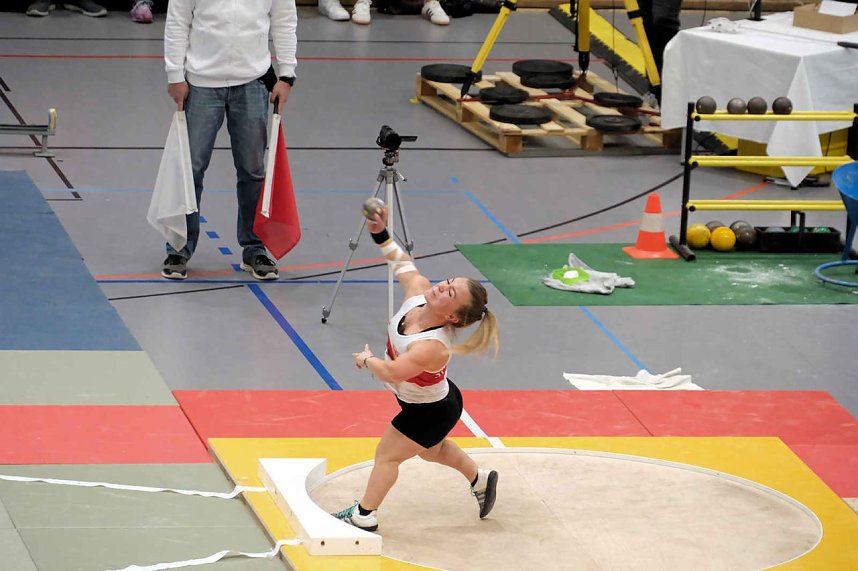 Kugelsto&szlig;-Indoor in der Wiedigsburg