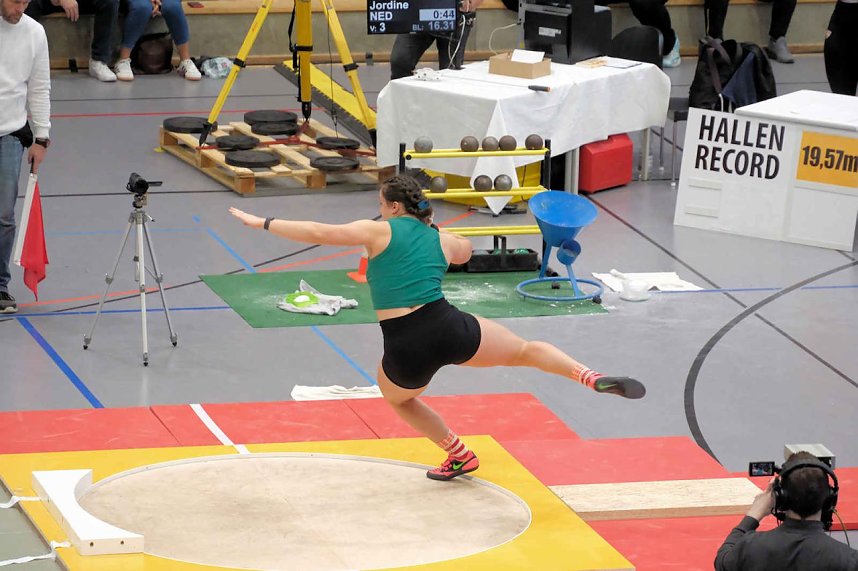 Kugelsto&szlig;-Indoor in der Wiedigsburg