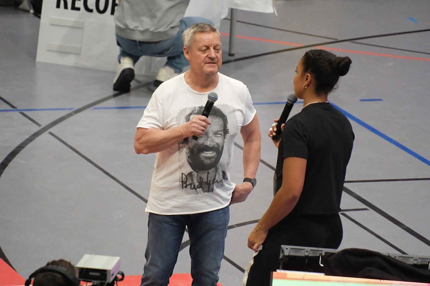 Kugelsto&szlig;-Indoor in der Wiedigsburg