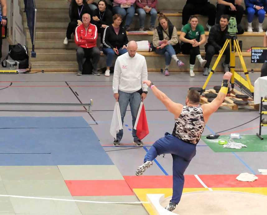 Kugelsto&szlig;-Indoor in der Wiedigsburg