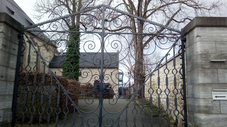 Ein prachtvolles Tor im Areal des Doms.