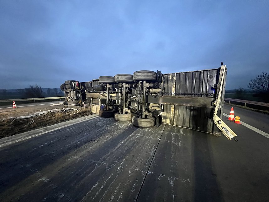 Sattelschlepper auf der A38 umgekippt