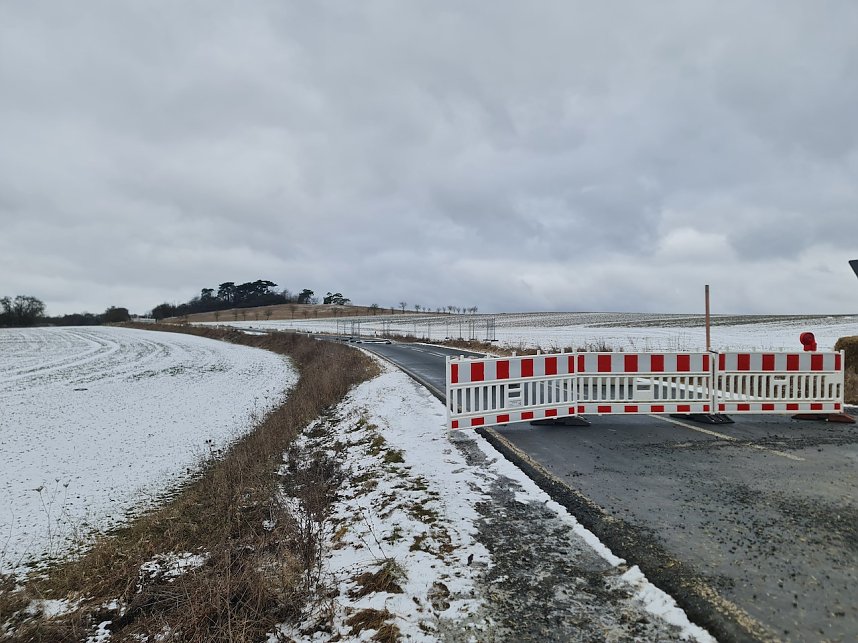 Besch&auml;digte Stra&szlig;ensperre bei Buchholz