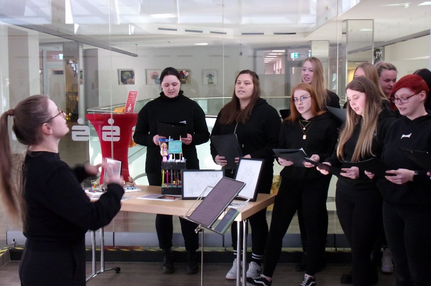 In der Galerie der Kreissparkasse stellen die K&uuml;nstler der pro vita Akademie ihre Werke aus