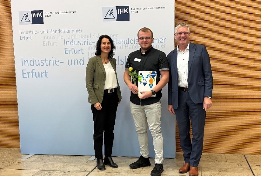 Dr. Cornelia Haase-Lerch, Hauptgesch&auml;ftsf&uuml;hrerin der IHK Erfurt, Martin Nary aus Nordhausen, Elektroniker f&uuml;r Betriebstechnik bei Schachtbau Nordhausen GmbH, Thomas Fahlbusch, Abteilungsleiter Aus- und Weiterbildung der IHK Erfurt