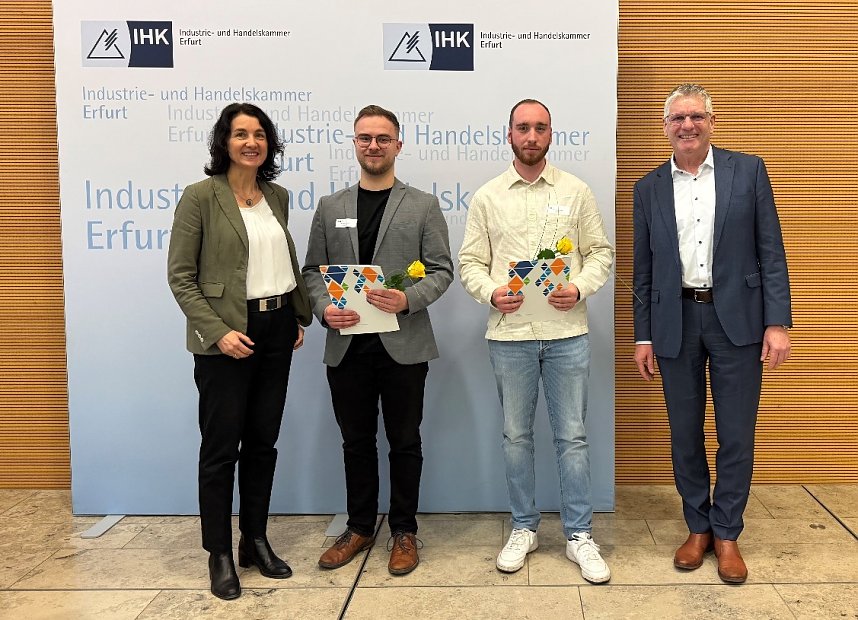 Dr. Cornelia Haase-Lerch, Hauptgesch&auml;ftsf&uuml;hrerin der IHK Erfurt, Niklas Kastner aus Kirchgandern, Industriekaufmann, Stadtwerke Heilbad Heiligenstadt GmbH, Tristan Rode aus Worbis, Industriemechaniker Eichsfelder Schraubenwerk GmbH, Heilbad Heiligenstadt und Thomas Fahlbusch, Abteilungsleiter Aus- und Weiterbildung der IHK Erfurt