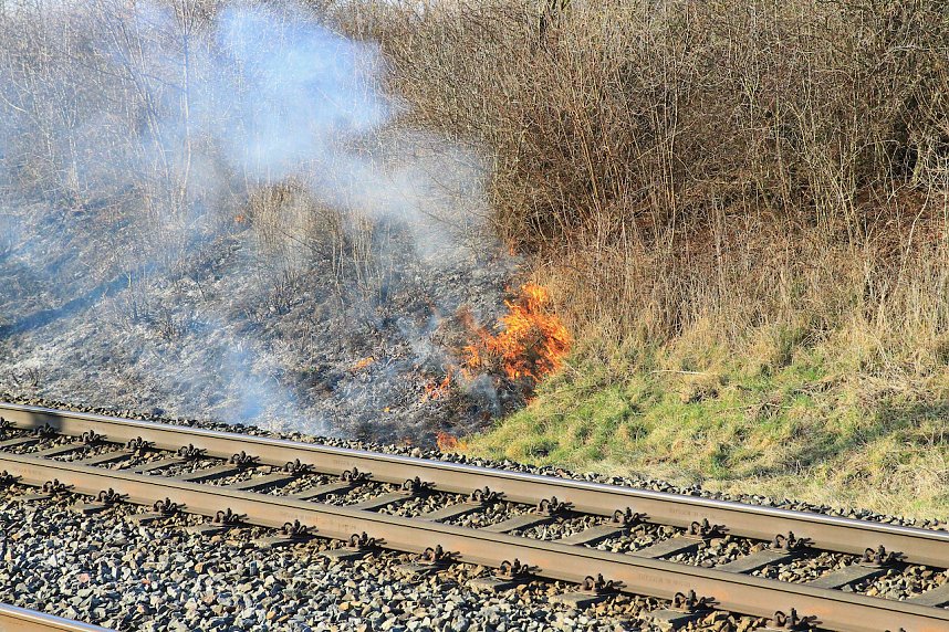 Feuer am Bahndamm bei Wollersleben und Wolkramshausen