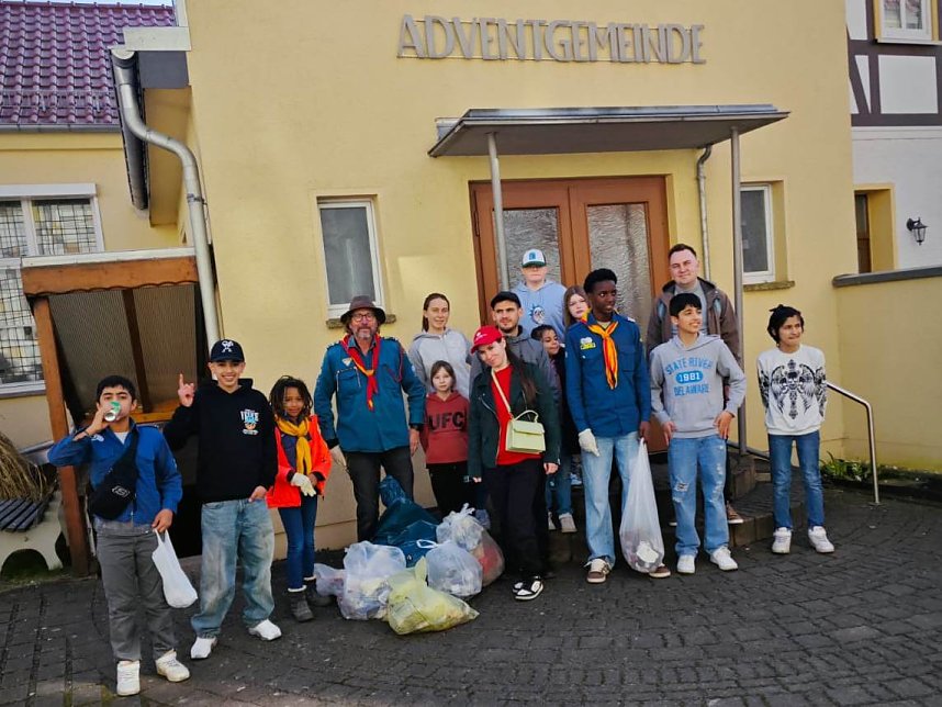 Die Nordh&auml;user Grash&uuml;pfer � Pfadfindergruppe beim aufr&auml;umen in der Hesser&ouml;der Stra&szlig;e
