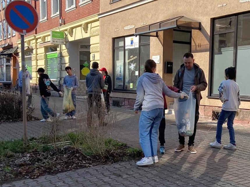 Die Nordh&auml;user Grash&uuml;pfer � Pfadfindergruppe beim aufr&auml;umen in der Hesser&ouml;der Stra&szlig;e