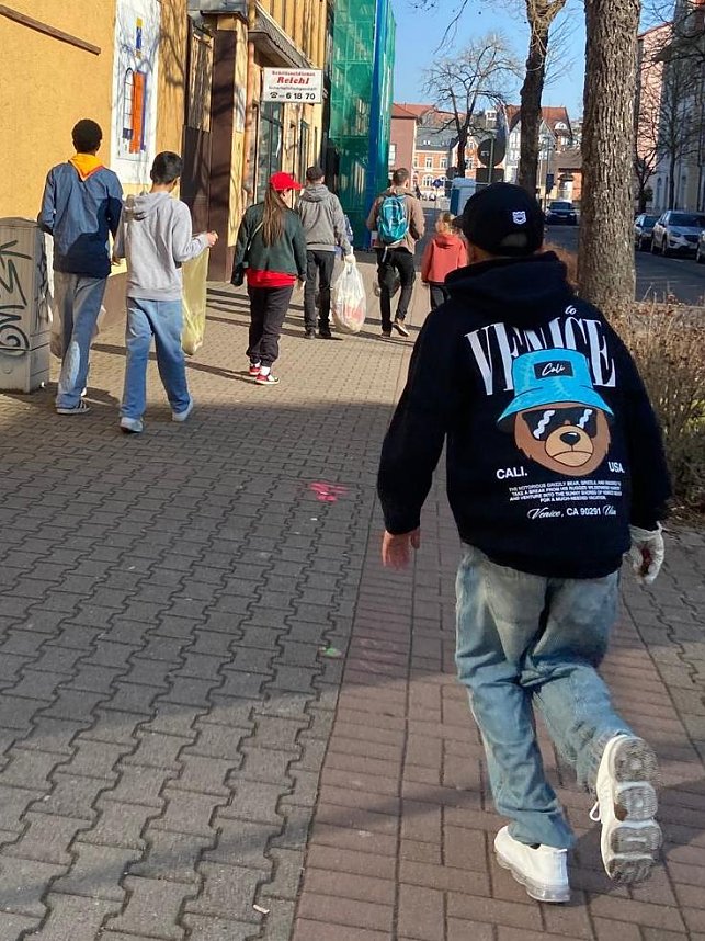 Die Nordh&auml;user Grash&uuml;pfer � Pfadfindergruppe beim aufr&auml;umen in der Hesser&ouml;der Stra&szlig;e