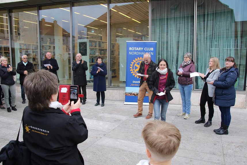 Finale der Adventsaktion der Nordh&auml;user Lions und Rotarier auf dem Nicolaiplatz 