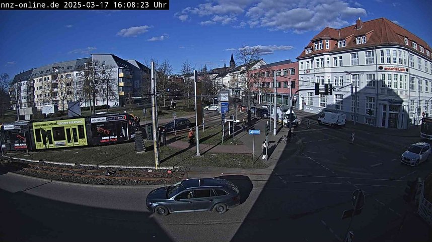 Auto in Gleisbett festgefahren