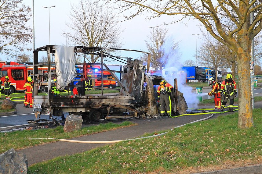LKW brannte auf der Autobahn-Rastst&auml;tte