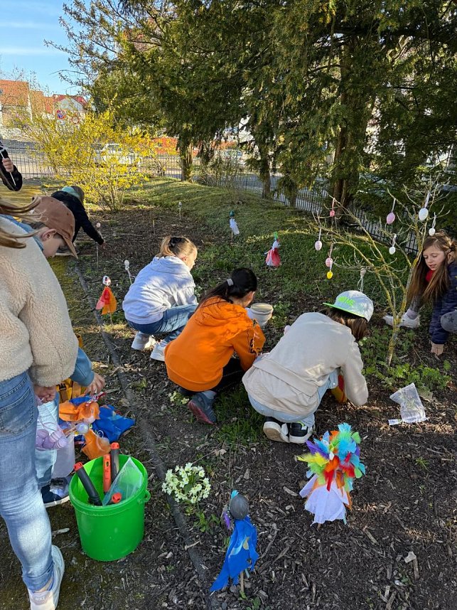 Kinder der "F&ouml;rstemann"Schule schm&uuml;ckten Brunnen m Kunsthaus 