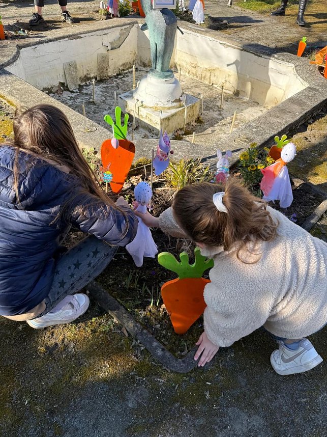 Kinder der "F&ouml;rstemann"Schule schm&uuml;ckten Brunnen m Kunsthaus 