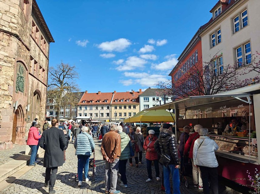 Fr&uuml;hlingsmarkt auf dem Rathausplatz in Nordhausen