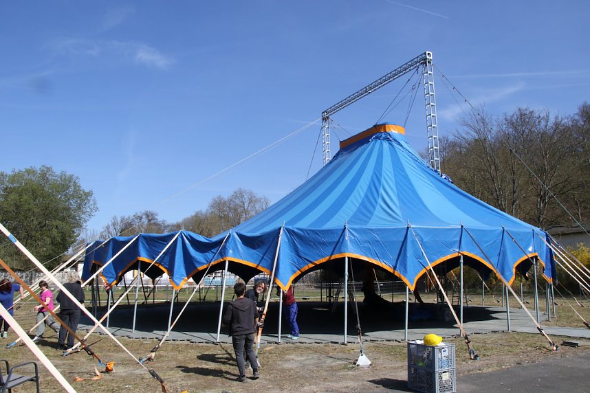 Aufbau am Altentor - das blaue Zirkuszelt steht wieder