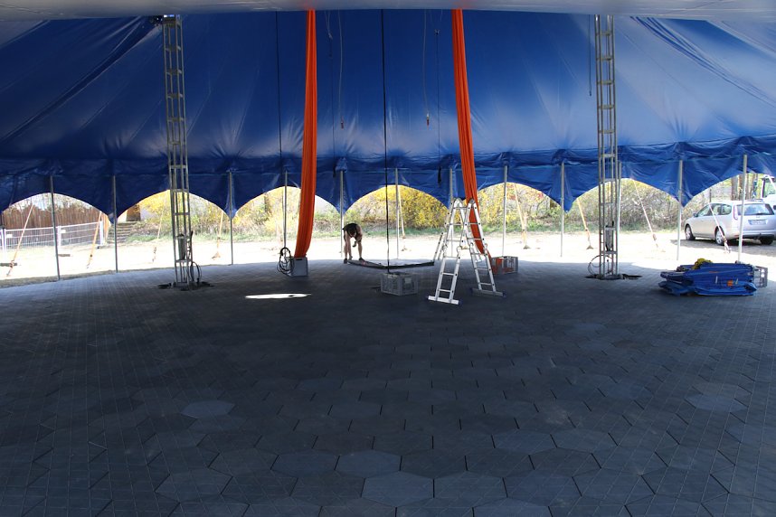 Aufbau am Altentor - das blaue Zirkuszelt steht wieder