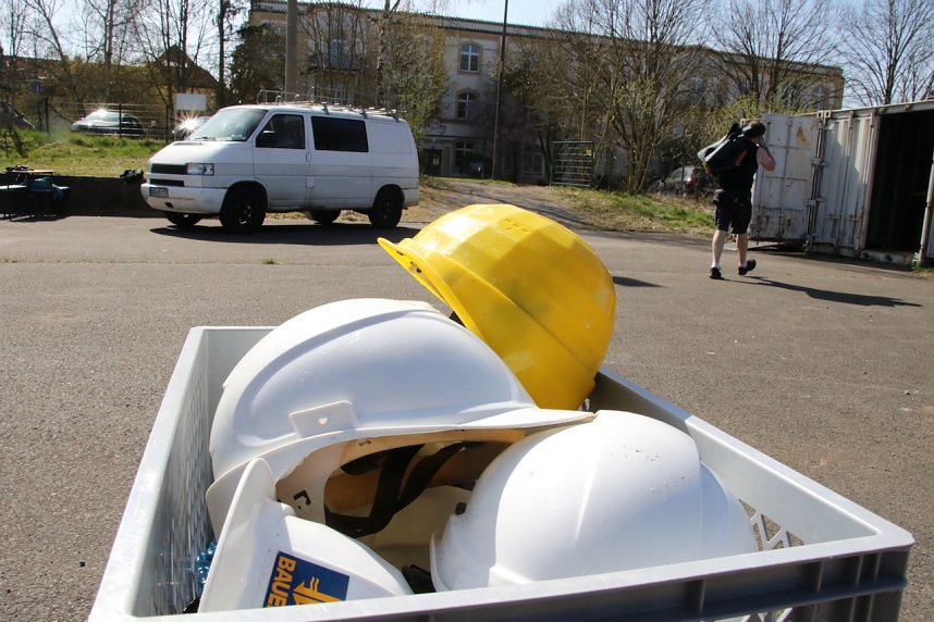 Aufbau am Altentor - das blaue Zirkuszelt steht wieder