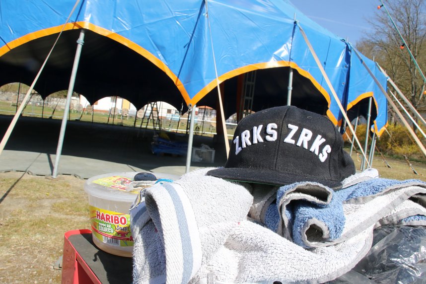 Aufbau am Altentor - das blaue Zirkuszelt steht wieder