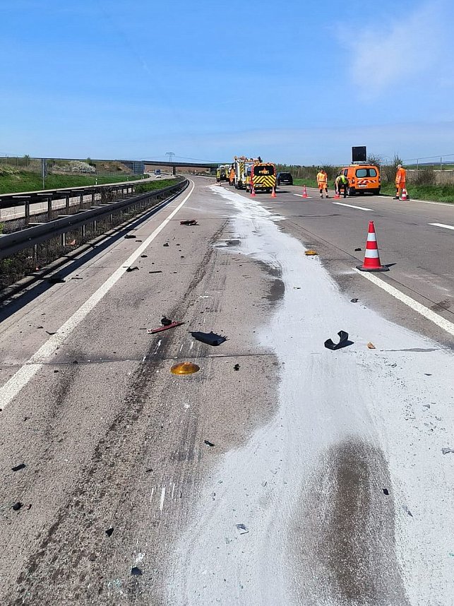 Ein Lkw kollidierte auf der A38 mit einem Schilderwagen