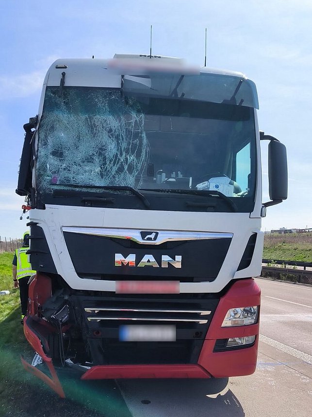 Ein Lkw kollidierte auf der A38 mit einem Schilderwagen