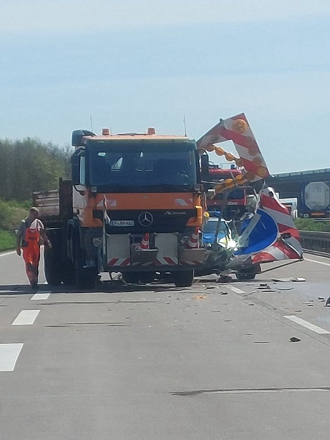 Ein Lkw kollidierte auf der A38 mit einem Schilderwagen