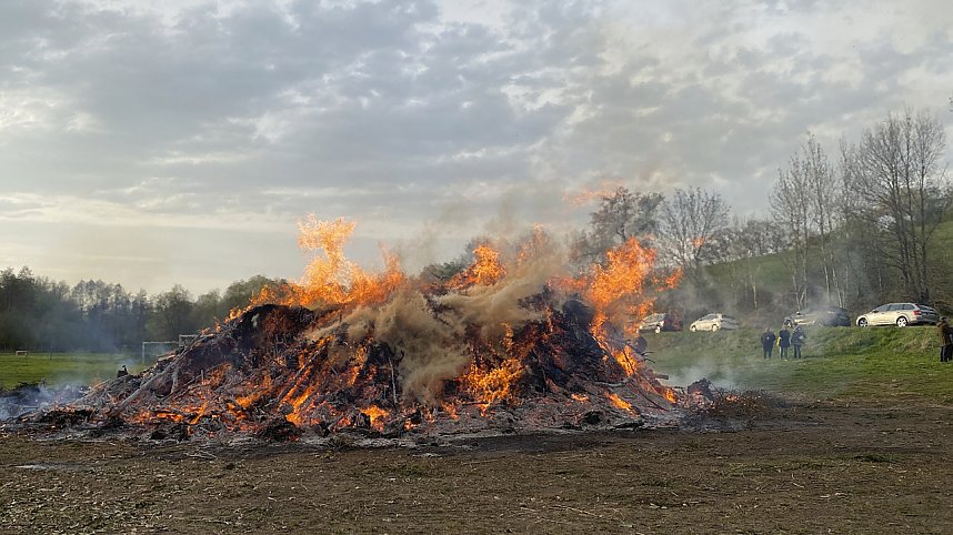 Feuer in Herreden am Gr&uuml;ndonnerstag