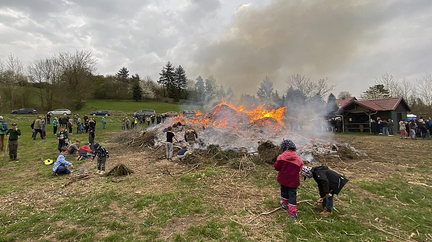 Feuer in Herreden am Gr&uuml;ndonnerstag