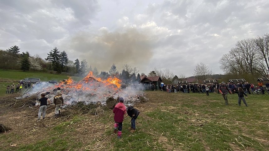Feuer in Herreden am Gr&uuml;ndonnerstag