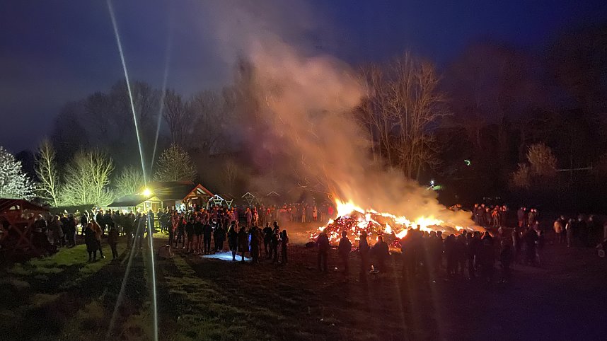 Feuer in Herreden am Gr&uuml;ndonnerstag