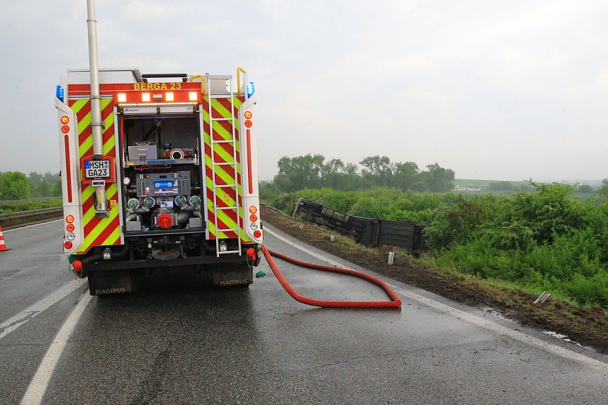 Verungl&uuml;ckter Bananentransport an der A38