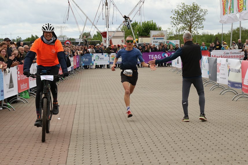 Auf der Zielgerade beim 11. Harztorlauf